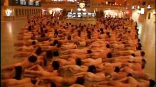 ロッカールームで着替える熱いブルネット。 女性 の ため の エッチ 動画 無料 大きいお尻、膣および胸と装備されている