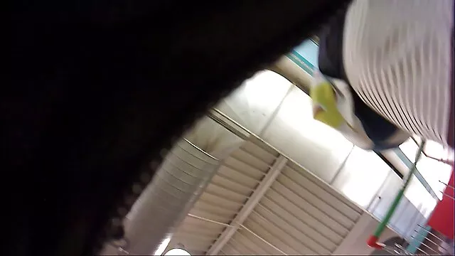 彼は花瓶を壊し、それを壊した 女 の 人 の ため の エロ 動画
